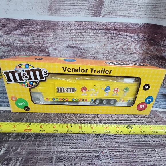 2009 Mars INC O scale M&M vendors semi trailer sealed yellow - Picture 1 of 7
